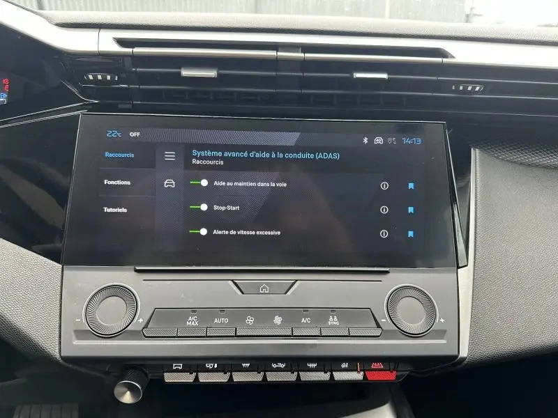 Vue rapprochée de l'écran tactile central du tableau de bord de la Peugeot 308 2024 avec interface d'aide à la conduite.
