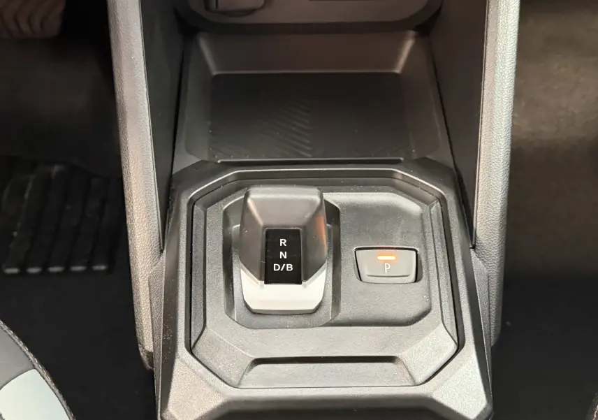 Gros plan sur la commande de boîte automatique du Dacia Duster Hybrid 155 Extreme, finition noire mate.