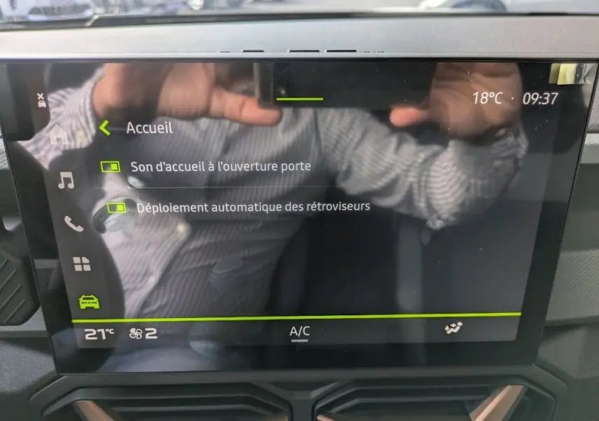 Écran tactile 10,1'' du Dacia Duster Hybrid 155 Extreme affichant les réglages son et rétroviseurs, intérieur noir.