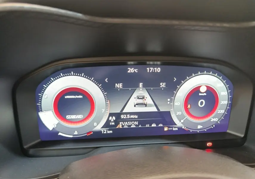 Affichage numérique du combiné d'instruments du Nissan Juke bleu, vue frontale du tableau de bord avec compte-tours et vitesse.