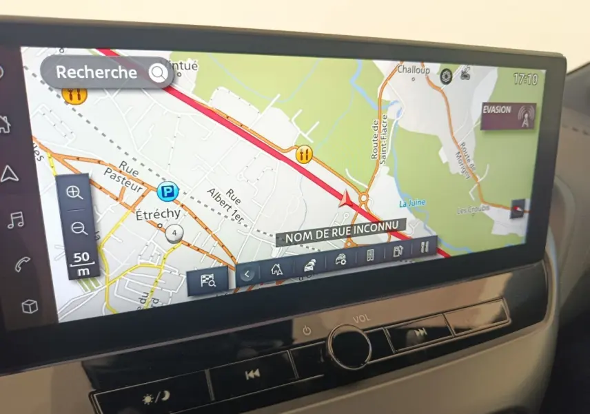 Écran tactile central du tableau de bord du Nissan Juke bleu 2025 affichant la navigation GPS en mode carte.