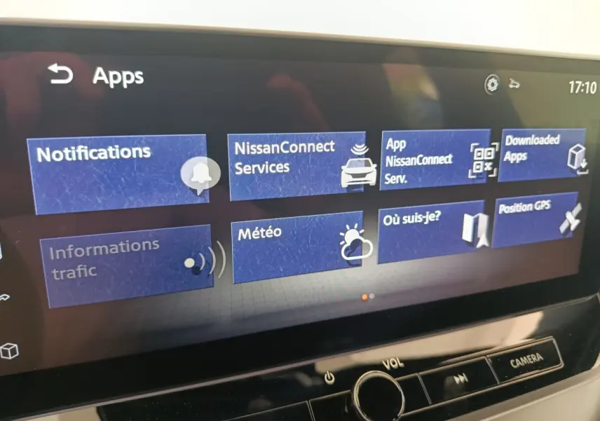Écran tactile central du Nissan Juke bleu 2025 affichant le menu des applications connectées.