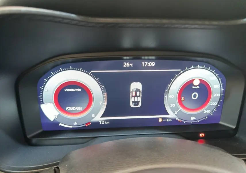 Affichage numérique du combiné d'instruments du Nissan Juke bleu 2025, avec compte-tours et vitesse à 0 km/h.