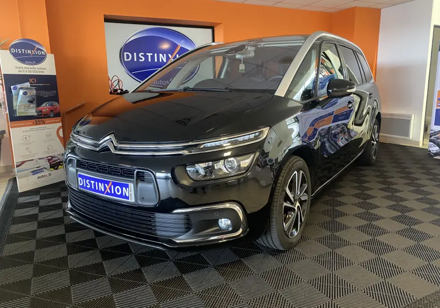 Citroën Grand C4 Spacetourer noir perla en 3/4 avant droit, avec jantes alliage 17" et calandre chromée.