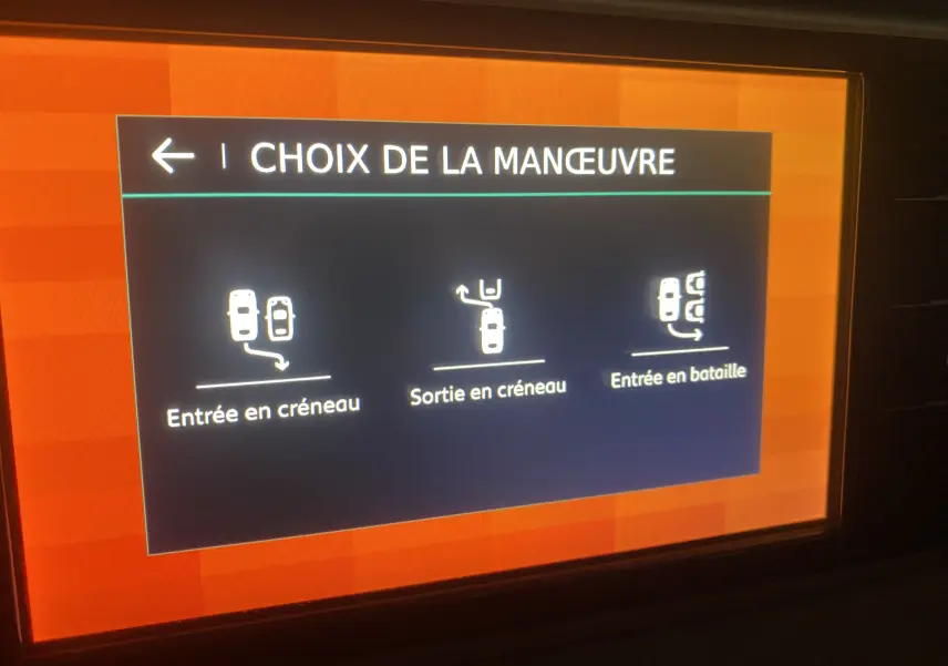 Écran intérieur du Citroën Grand C4 Spacetourer noir Perla affichant le choix de manœuvre de stationnement assisté.
