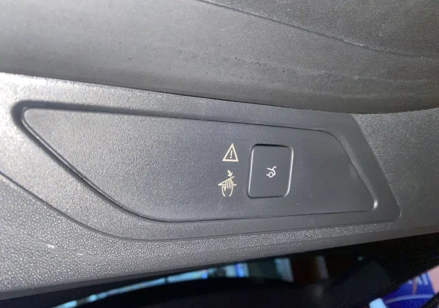 Bouton d'ouverture électrique du hayon sur le panneau intérieur d'un Citroën Grand C4 SpaceTourer noir Perla 2022.