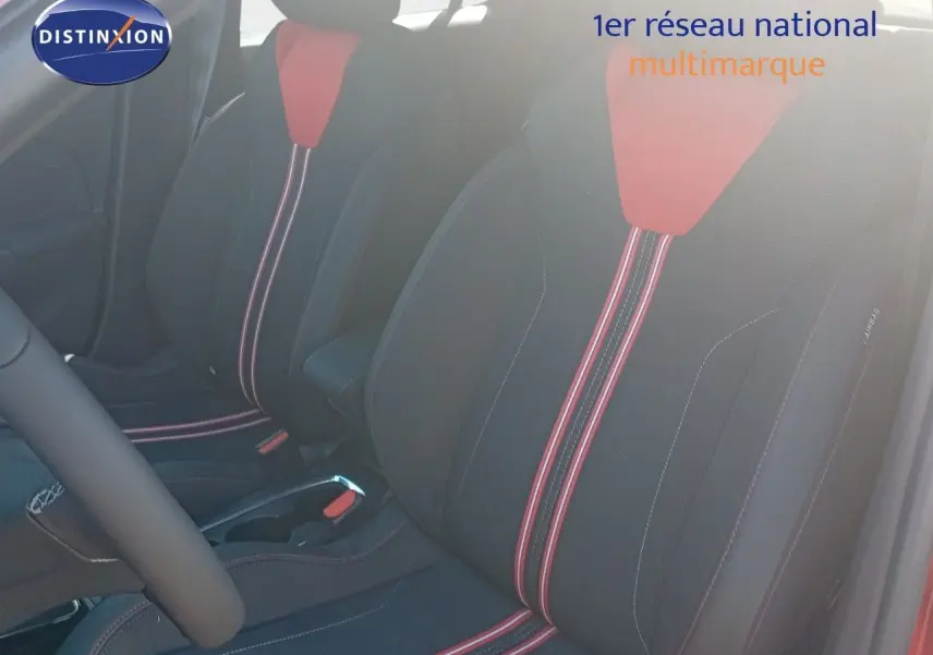 Vue intérieure sur les sièges avant noirs avec surpiqûres rouges et appuie-têtes rouges de l’Opel Corsa 2023.