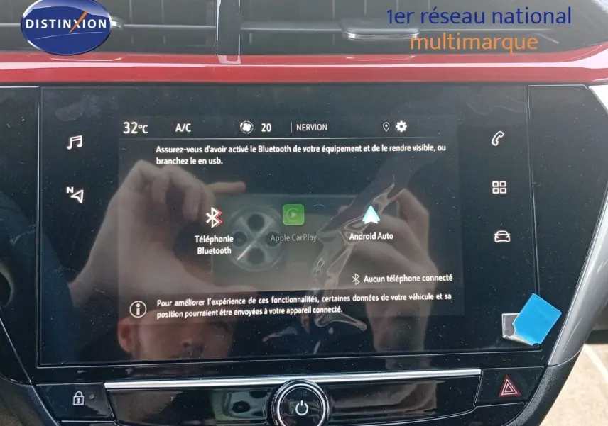 Écran tactile central de l’Opel Corsa 2023 affichant les options Bluetooth, Apple CarPlay et Android Auto.
