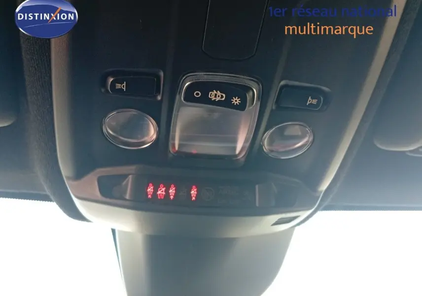 Vue intérieure du plafonnier avec commandes d’éclairage et indicateurs de ceintures allumés sur Opel Corsa rouge 2023.