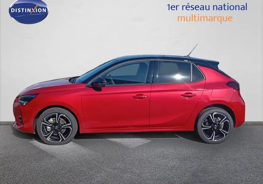 Opel Corsa 2023 rouge Kardio métal avec toit noir, vue profil côté gauche, jantes alliage noires biton.