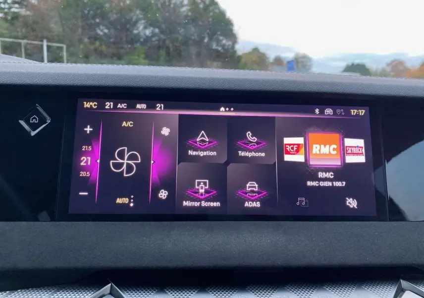 Écran tactile central du DS4 2022 en gris platinium affichant la climatisation et les options multimédia à 17h17