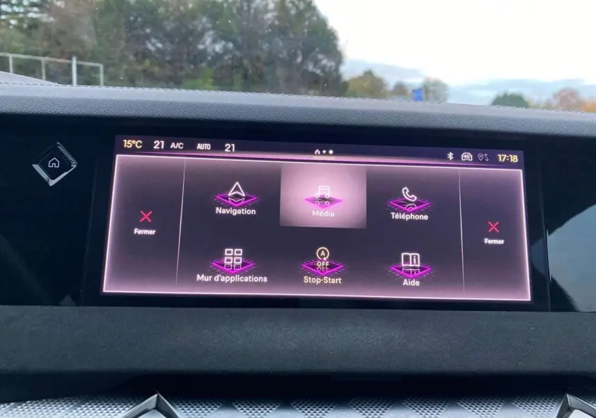 Écran tactile central du DS4 2022 affichant les options multimédia, navigation et téléphone dans un habitacle moderne.