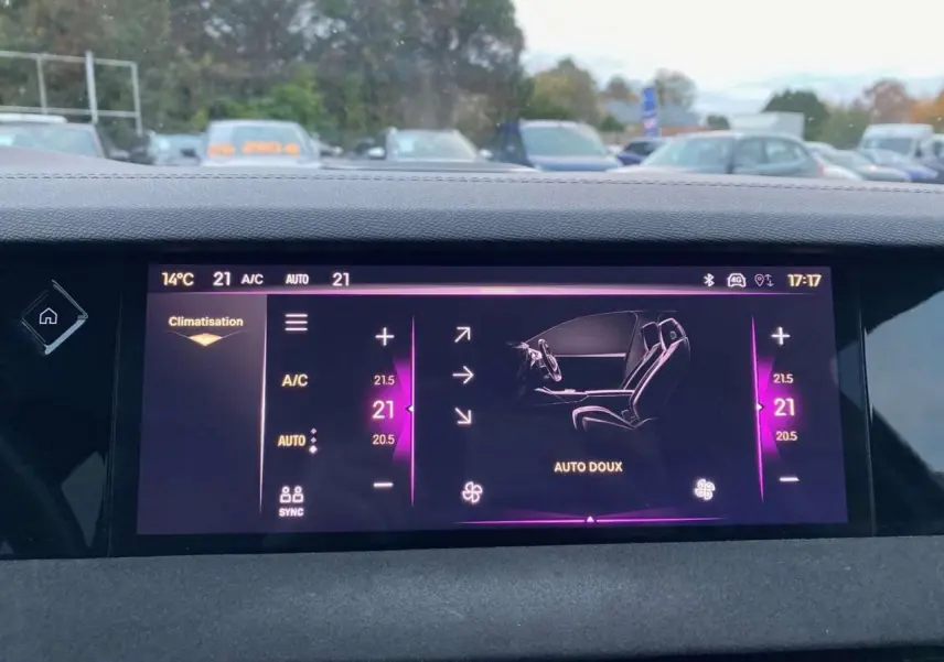 Écran tactile intérieur du DS4 2022 gris platinium montrant le réglage de la climatisation à 21°C.