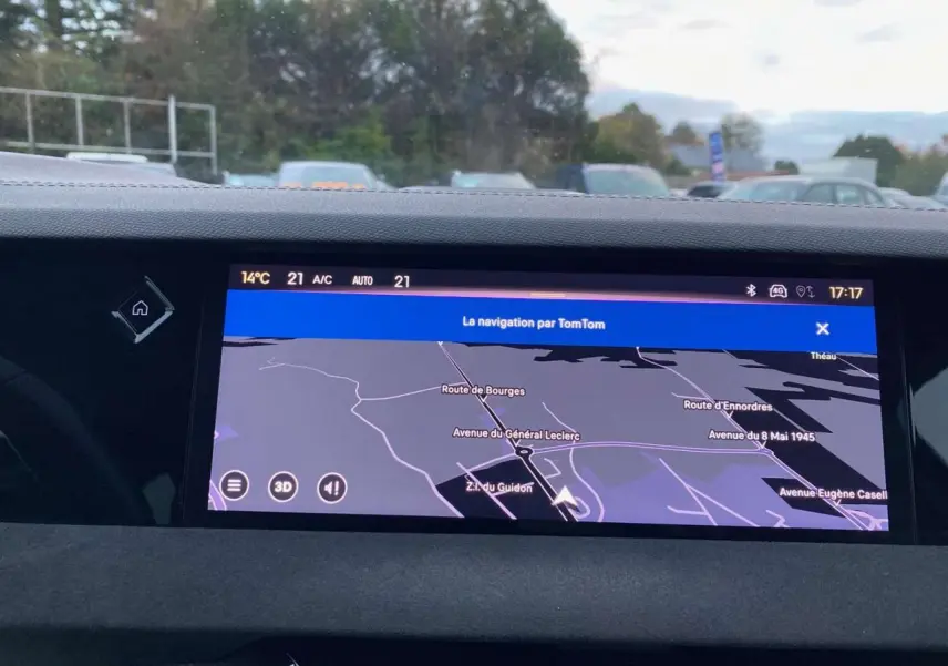 Écran de navigation TomTom intégré au tableau de bord d'une DS4 2022 gris platinium, vue intérieure frontale.