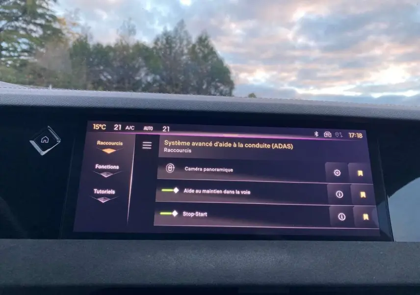 Écran tactile du système d'aide à la conduite ADAS dans le DS4 2022, affichant les options de sécurité.
