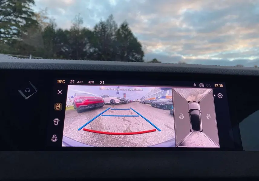 Écran multimédia du DS4 2022 montrant la caméra de recul avec vue arrière et top-down en stationnement.