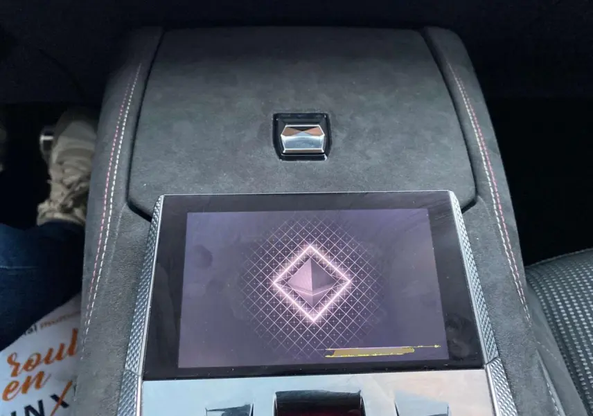 Écran tactile central et console en alcantara gris avec surpiqûres rouges dans l'habitacle du DS4 gris platinium 2022.