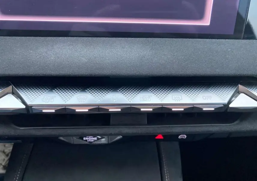 Vue rapprochée des commandes de climatisation et du bouton start/stop sur le tableau de bord du DS4 gris platinium 2022.