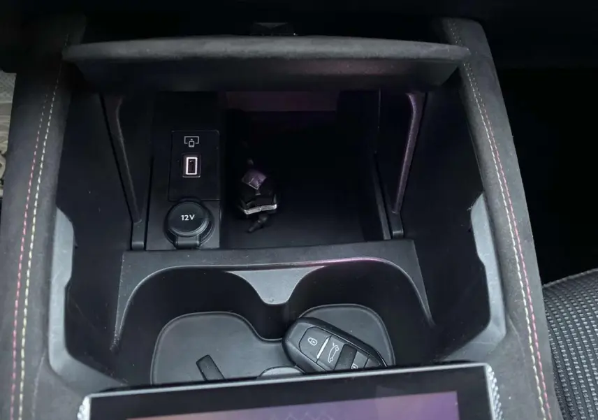 Gros plan sur la console centrale du DS4 gris platinium 2022, avec clé et prise USB visibles.