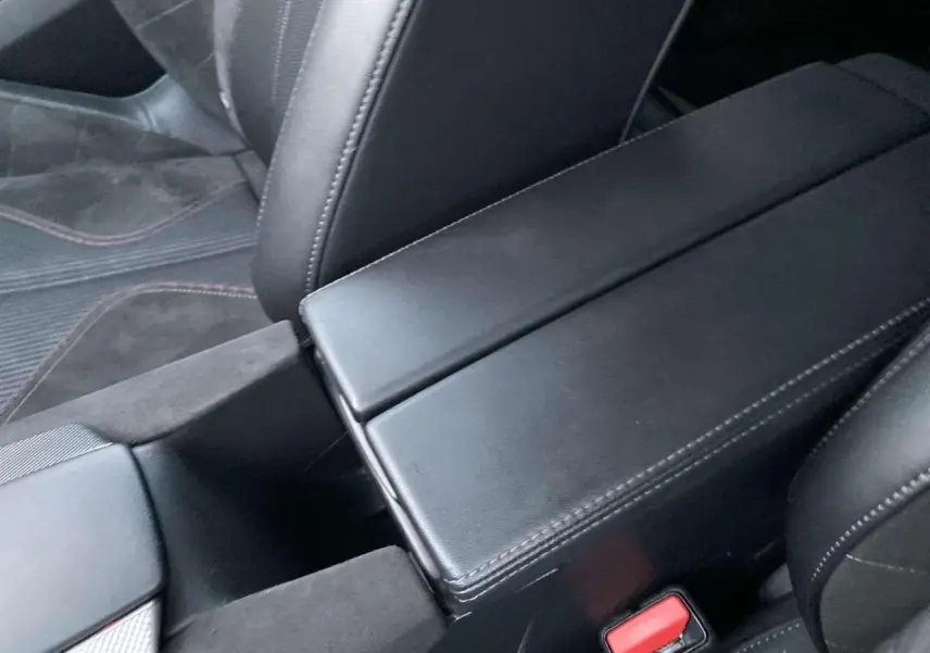 Gros plan sur l'accoudoir central noir et les sièges en cuir noir du DS4 Gris Platinium 2022, version Performance Line +.