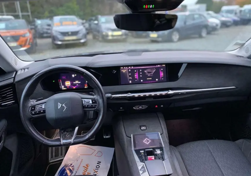 Vue intérieure du tableau de bord et volant du DS4 2022, avec écran tactile et finitions noires élégantes.