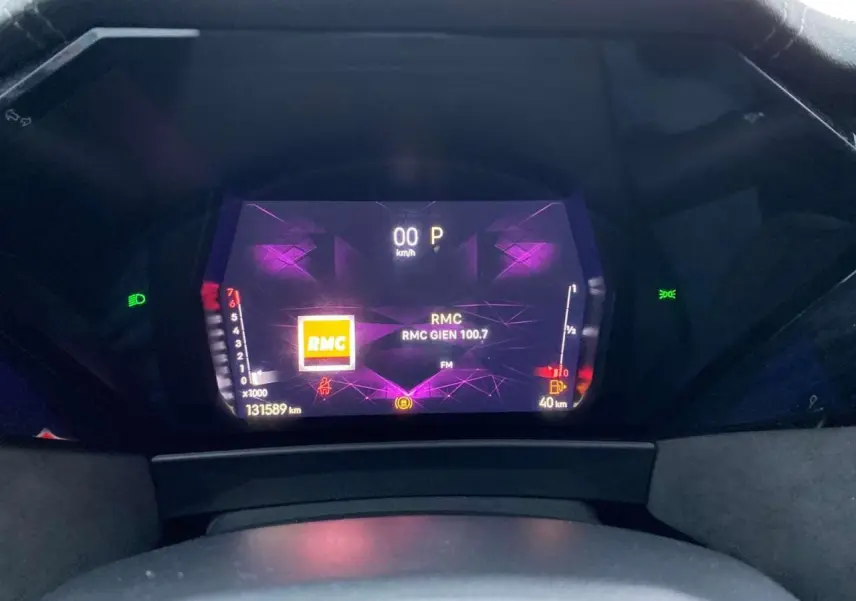 Tableau de bord numérique du DS4 2022 en gros plan, affichant la radio RMC et l'indicateur de vitesse à 0 km/h.