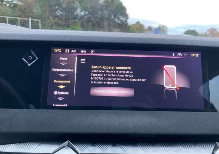Écran tactile central du DS4 2022 gris platinium affichant le menu de connectivité sans appareil connecté.