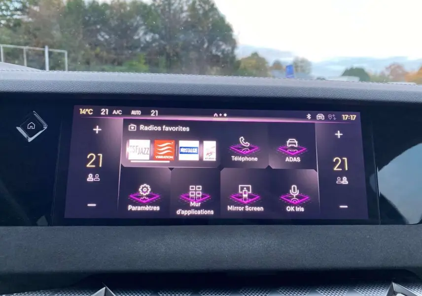Écran tactile central du tableau de bord du DS4 2022 affichant les radios favorites et options connectées.