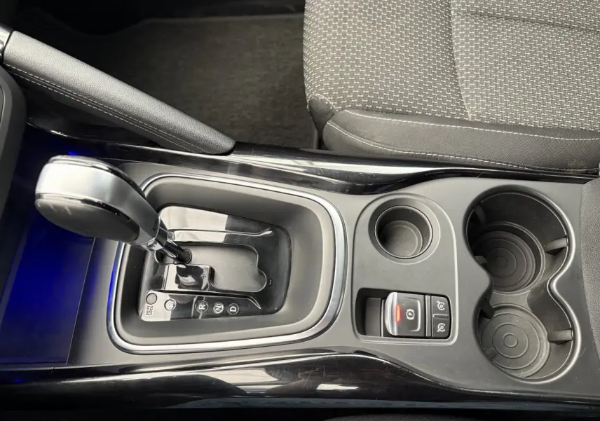 Vue plongeante sur la console centrale grise du Renault Kadjar Intens 2019 avec levier de boîte auto et porte-gobelets.