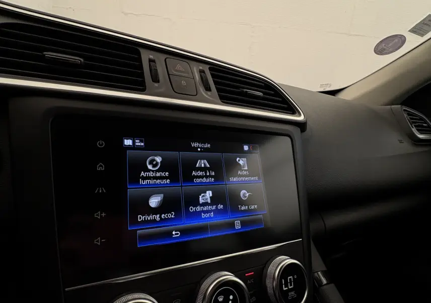 Vue intérieure du tableau de bord du Renault Kadjar Intens 2019, écran tactile central affichant les aides à la conduite.