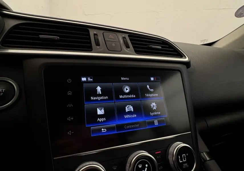 Vue rapprochée de l’écran tactile central et tableau de bord noir du Renault Kadjar Intens gris foncé, version 2019.