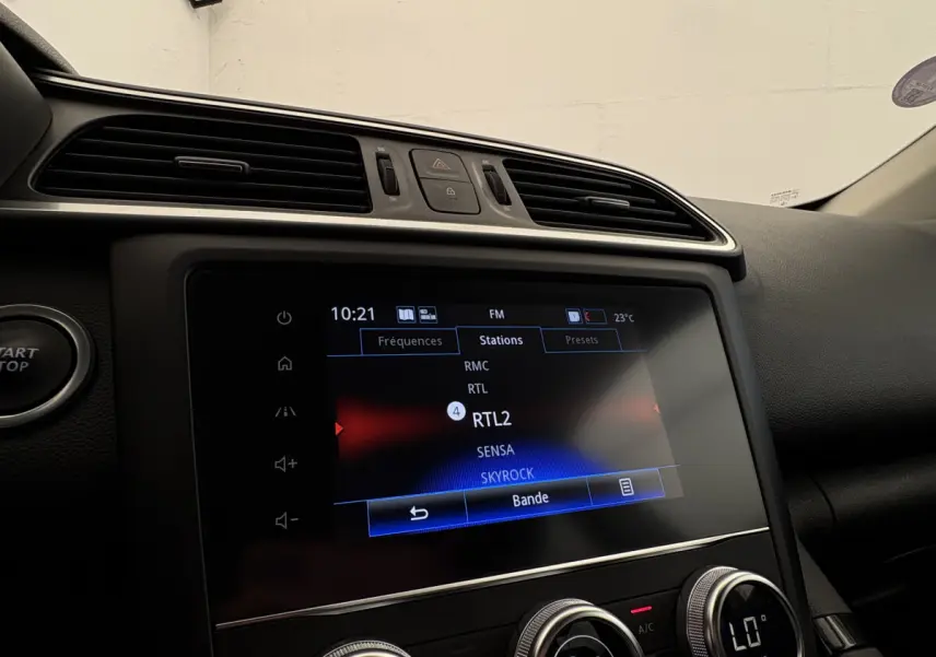 Vue rapprochée de l’écran tactile central et des commandes de climatisation du Renault Kadjar gris foncé, version Intens 2019.