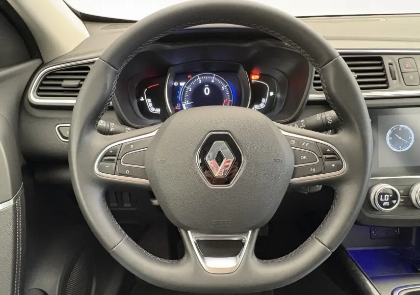 Vue rapprochée du volant cuir noir avec logo Renault et tableau de bord numérique du Renault Kadjar 2019.