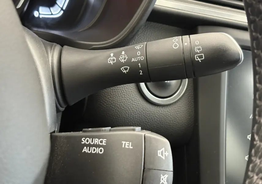 Gros plan sur la commande d’essuie-glace et les boutons audio au volant du Renault Kadjar gris foncé, intérieur 2019.