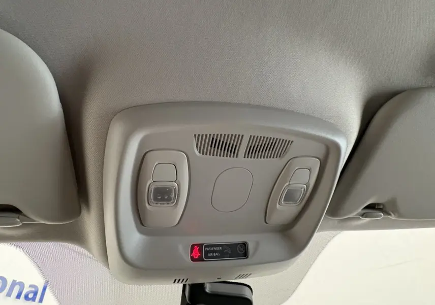 Plafonnier intérieur gris clair avec éclairages de lecture et témoin airbag passager allumé dans un Renault Kadjar 2019.