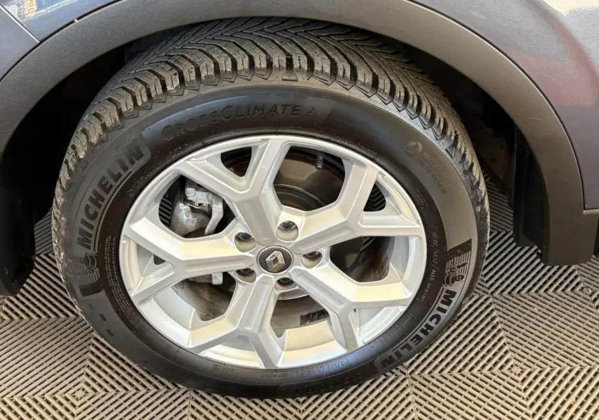 Gros plan sur la roue avant droite du Renault Kadjar gris foncé, avec jante alliage et pneu Michelin CrossClimate 2.