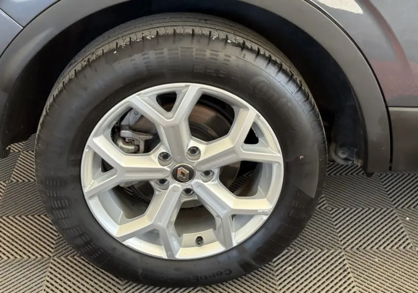 Gros plan sur la roue avant droite du Renault Kadjar gris foncé, mettant en valeur la jante alliage et le pneu Continental.