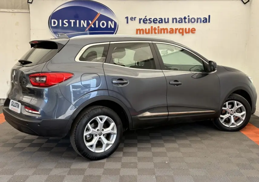 Profil droit du Renault Kadjar Intens gris foncé 2019, avec jantes alliage et feux arrière LED visibles.