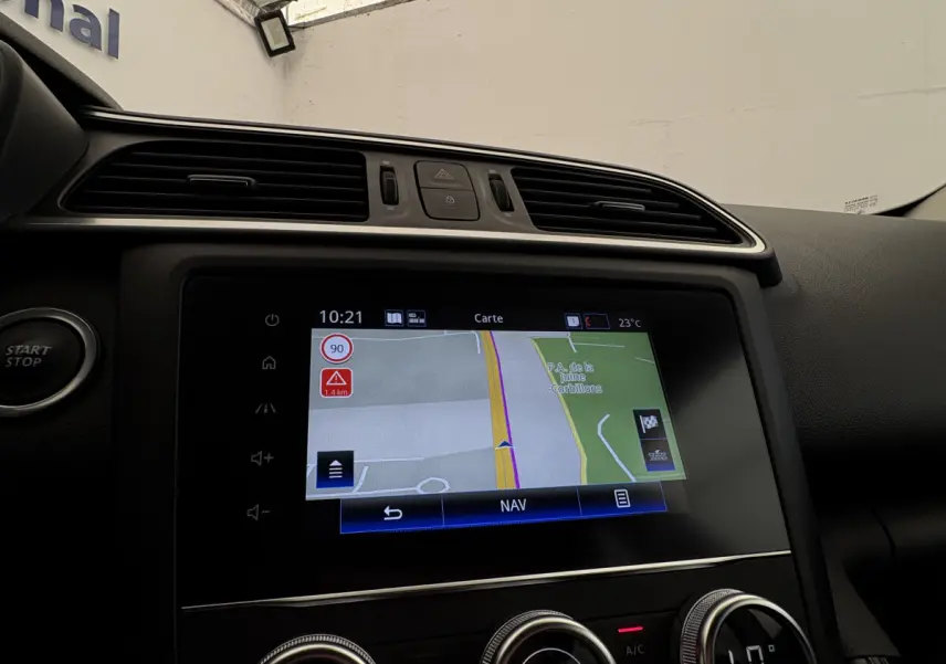 Vue rapprochée de l’écran tactile de navigation du tableau de bord du Renault Kadjar Intens gris foncé, intérieur noir.