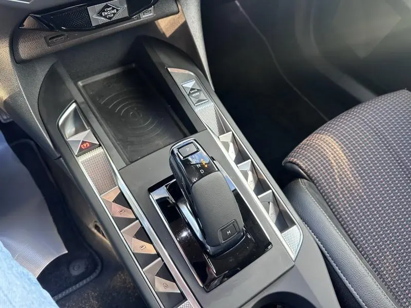 Vue rapprochée de la console centrale de la DS3 2025, avec levier de boîte auto et finitions argentées.