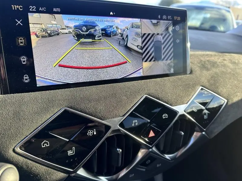 Vue rapprochée de l'écran tactile et des commandes du tableau de bord du DS3 bleu, affichant la caméra de recul.
