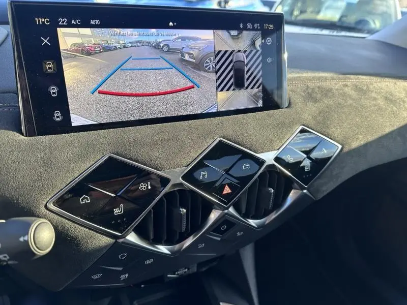 Vue intérieure du tableau de bord de la DS3 1.2 Hybride bleu, avec écran tactile affichant la caméra de recul et commandes tactiles.