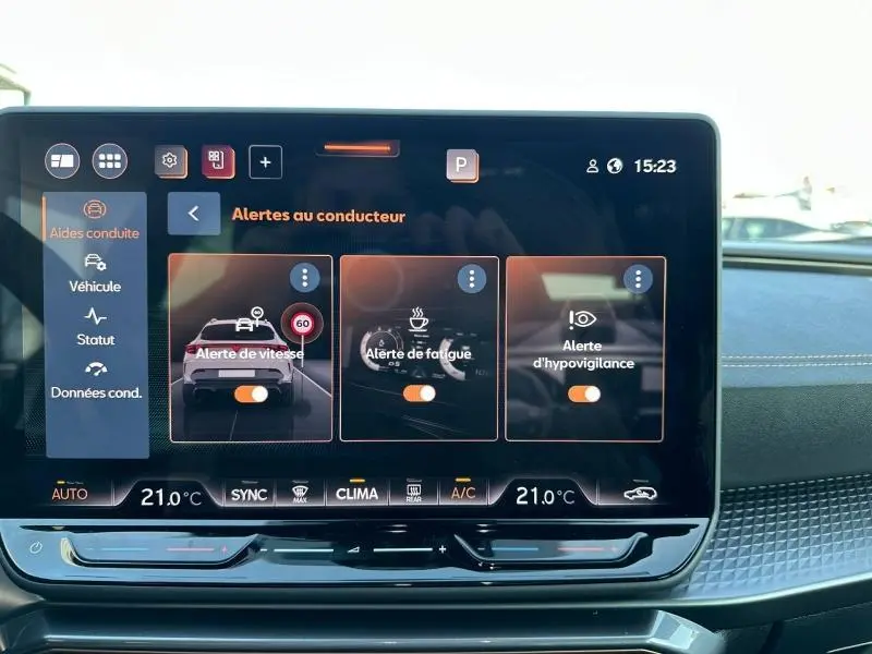 Vue rapprochée de l'écran tactile intérieur du CUPRA Formentor 2025 affichant les alertes au conducteur.