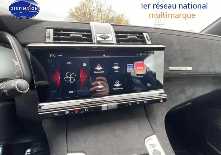 Vue intérieure du tableau de bord du DS7 1.5 BlueHDi 130 Performance Line avec écran tactile et finition noire élégante.