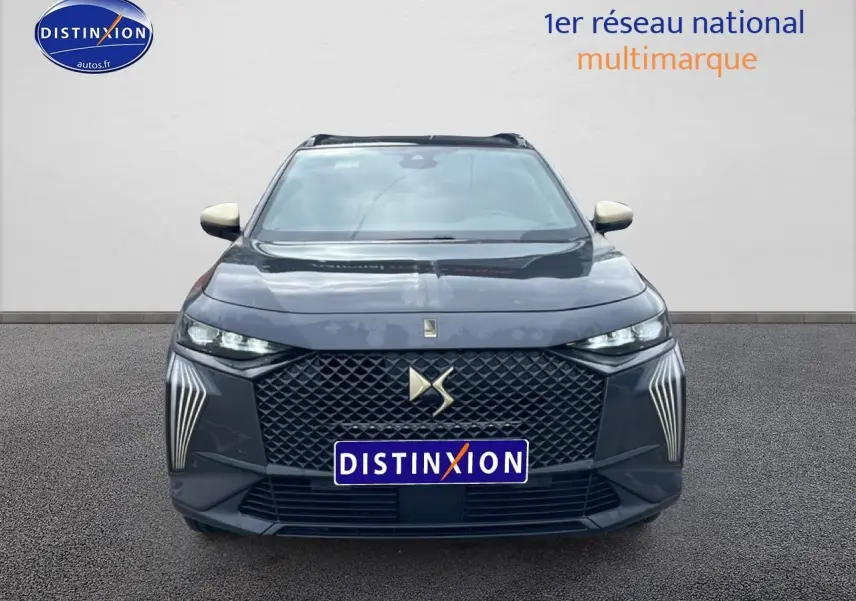 Vue frontale d’un DS7 gris titane avec calandre distinctive et feux LED verticaux marquants.