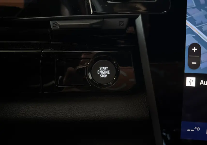 Détail intérieur du bouton Start Engine Stop sur fond noir brillant dans une Renault Austral E-Tech 200 hybride.