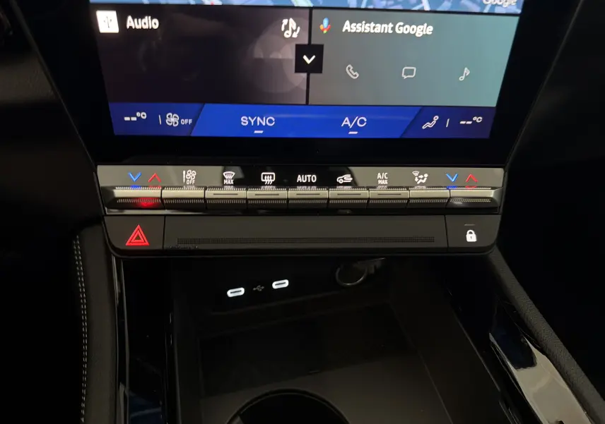 Gros plan sur la console centrale du Renault Austral E-Tech 200 blanc toit noir, avec commandes climatisation et écran tactile.