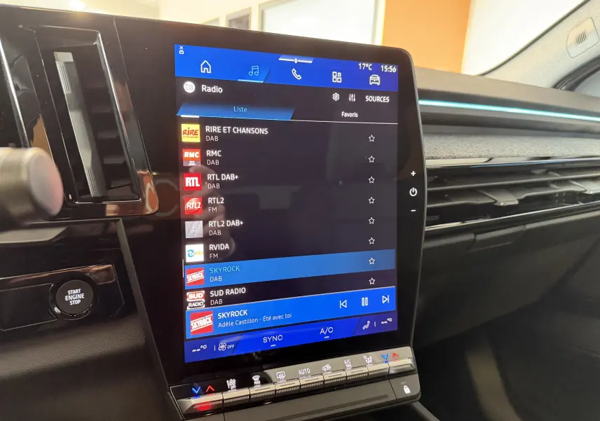 Vue rapprochée de l’écran tactile central du Renault Austral E-Tech 200, affichant la liste des radios DAB.