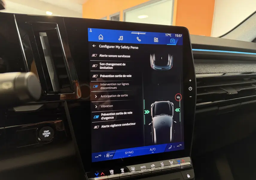 Vue rapprochée de l’écran tactile central du Renault Austral E-Tech 200 blanc toit noir, affichant les options d’aide à la conduite.
