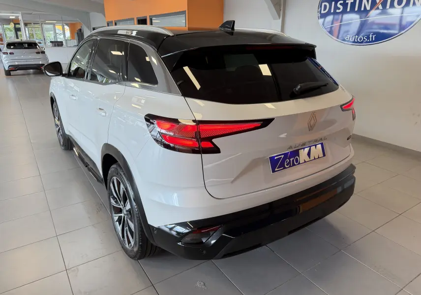 Renault Austral E-Tech 200 blanc toit noir, vue 3/4 arrière droit, jantes alliage 19 pouces et feux LED distinctifs.